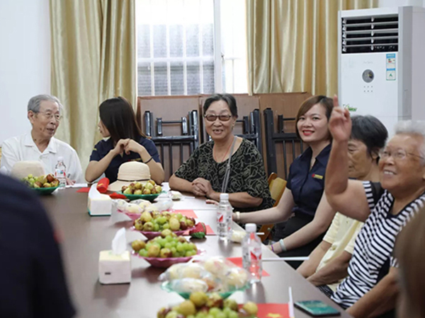 中庭裝飾集團丨“情暖中秋，將愛傳承”——走進金浦社區(qū)慰問高齡老人